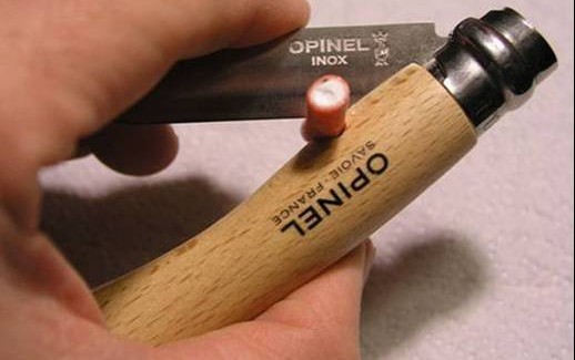 Opinel pour couper le cordeau détonnant